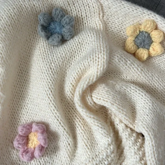 Beautiful Vine Tree sweater w flowers - Picture 4 of 8